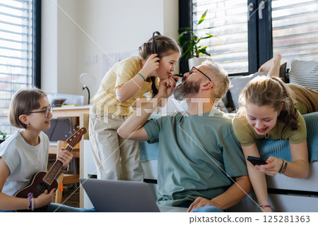 Father with three daughters trying to work from homeoffice. 125281363