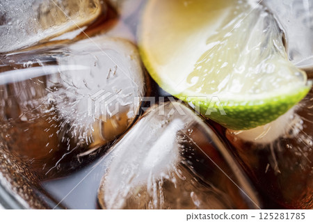 alcoholic cocktail with rum,  ice and lime 125281785