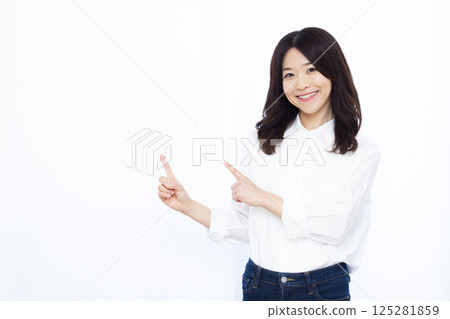 指著手指的女人 指著手指的女人 125281859