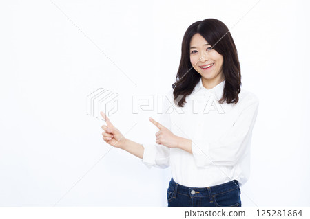 woman pointing finger woman pointing finger 125281864