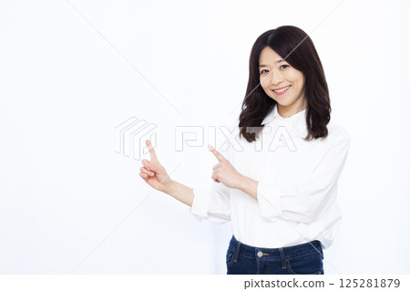 woman pointing finger 125281879