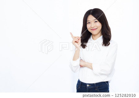 指著手指的女人 125282010