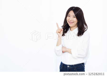 指著手指的女人 125282011