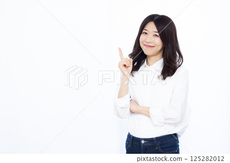 指著手指的女人 125282012