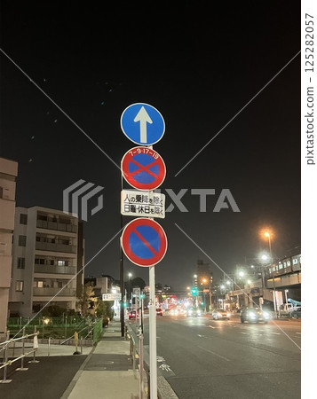 道路標誌(夜間)禁止停車、禁止停車、輔助標誌、單行道 道路標誌(夜間)禁止停車、禁止停車、輔助標誌、單行道 125282057