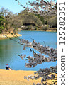從群馬縣富岡市大鹽水壩觀賞櫻花和漁民 125282351
