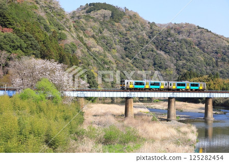 水郡線“四月初漸漸變化的山景和列車” 水郡線“四月初漸漸變化的山景和列車” 125282454