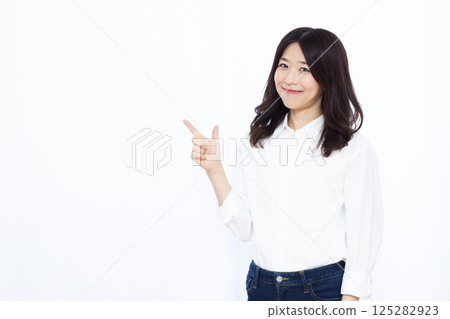 指著手指的女人 125282923