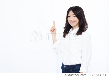 指著手指的女人 125283151