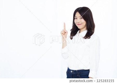 指著手指的女人 125283155
