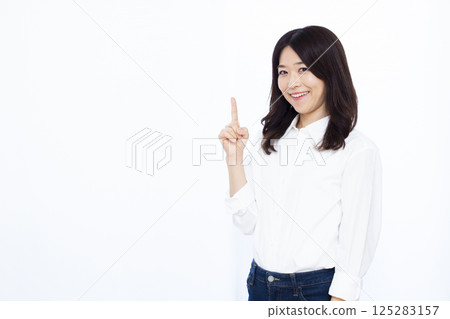 指著手指的女人 125283157