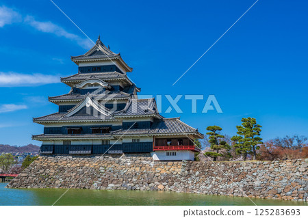 長野縣松本市的松本城塔在春天的藍色天空下閃閃發光 長野縣松本市的松本城塔在春天的藍色天空下閃閃發光 125283693