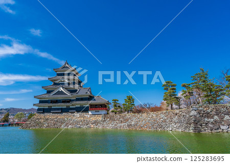 Matsumoto Castle tower shining against the blue spring sky in Matsumoto City, Nagano Prefecture Matsumoto Castle tower shining against the blue spring sky in Matsumoto City, Nagano Prefecture 125283695