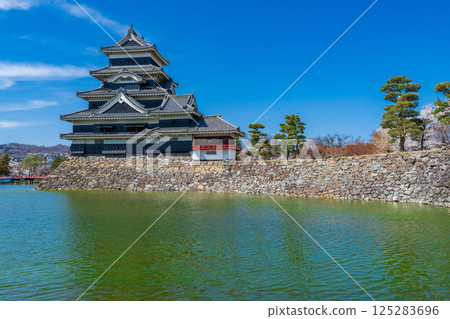 長野縣松本市的松本城塔在春天的藍色天空下閃閃發光 長野縣松本市的松本城塔在春天的藍色天空下閃閃發光 125283696