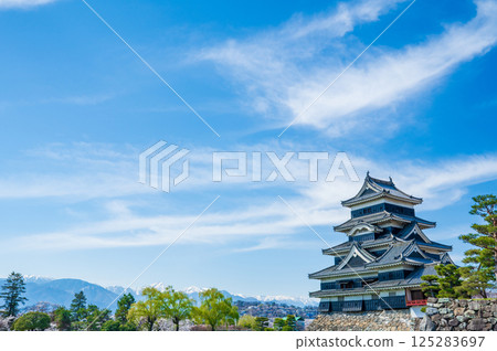 Matsumoto Castle tower shining against the blue spring sky in Matsumoto City, Nagano Prefecture Matsumoto Castle tower shining against the blue spring sky in Matsumoto City, Nagano Prefecture 125283697