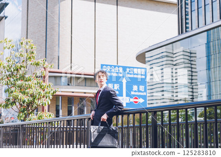 Male sales business person 125283810