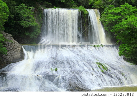 Ryumon Falls in early summer (Kokonoe Town, Oita Prefecture) Ryumon Falls in early summer (Kokonoe Town, Oita Prefecture) 125283918