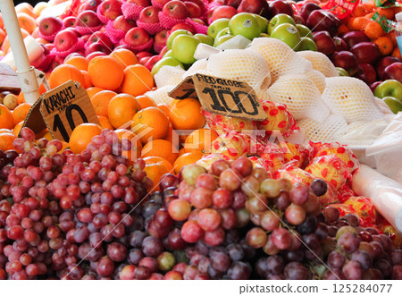 Colourful fruits on display at the market 125284077