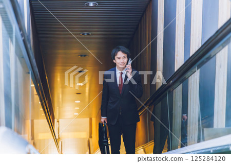 商人騎自動扶梯 125284120