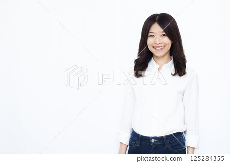 一個女人帶著微笑 125284355