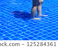 在游泳池裡游泳的女孩 125284361