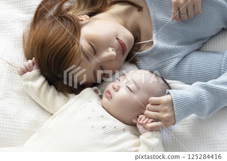 媽媽睡覺的寶貝 125284416
