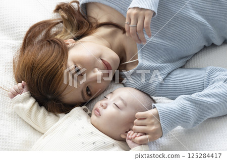 媽媽睡覺的寶貝 125284417