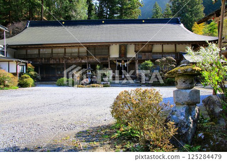 供奉天狗的笏山神社 125284479