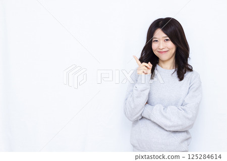 指著手指的女人 125284614