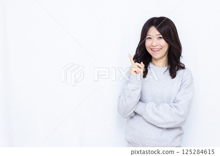 指著手指的女人 125284615