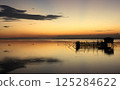 水的表面上的日落 125284622