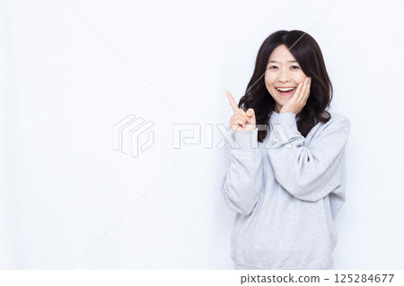 微笑著舉起食指的女人 125284677