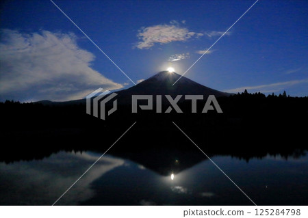 月亮靜靜地沉入富士山頂 125284798