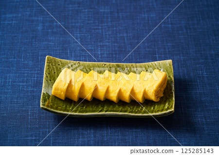Sliced omelet 125285143