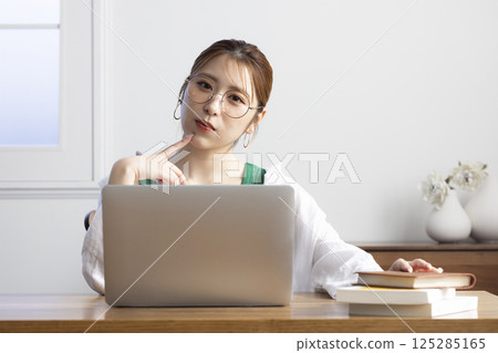 一位女士在客廳使用電腦 125285165