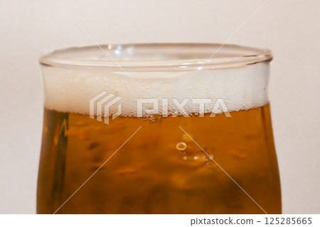 Beer with overflowing bubbles Beer with overflowing bubbles 125285665