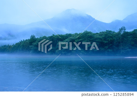 Taisho Pond shrouded in mist early in the morning 125285894
