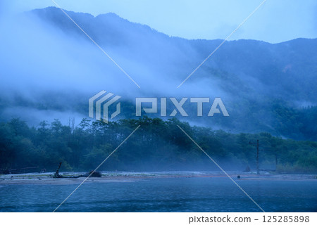 Taisho Pond shrouded in mist early in the morning 125285898