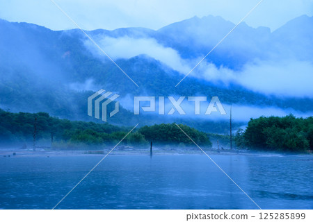 Taisho Pond shrouded in mist early in the morning 125285899