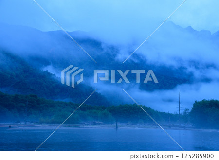 Taisho Pond shrouded in mist early in the morning 125285900