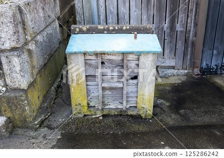 Old-fashioned retro outdoor trash can (Makabe-cho, Sakuragawa City, Ibaraki Prefecture) 125286242