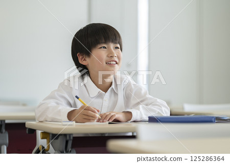 一名四年級男孩正在學習 125286364