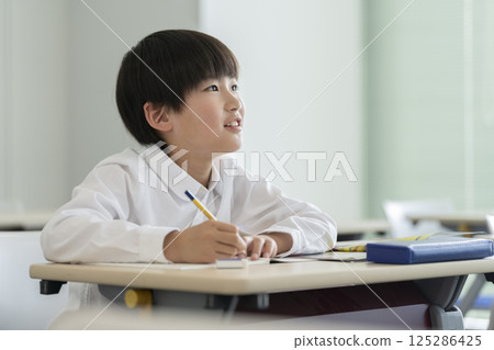 一名四年級男孩正在學習 125286425