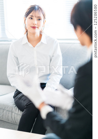 A peddler bringing precious metals and a wealthy housewife 125286580