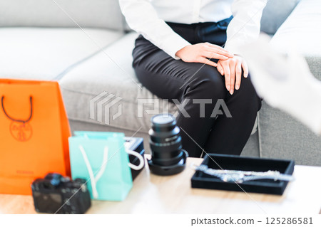 商人和家庭主婦在現場購物,沒有面孔 商人和家庭主婦在現場購物,沒有面孔 125286581