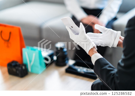 商人和家庭主婦提出價格建議，沒有面孔 125286582