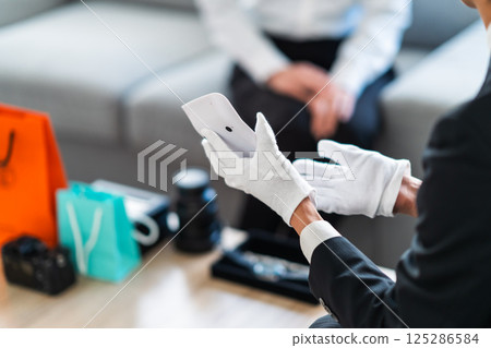 商人和家庭主婦在現場購物，沒有面孔 125286584