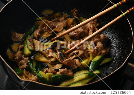 Cooking scene of stir-fried eggplant, cucumber, and pork with spicy miso 125286604