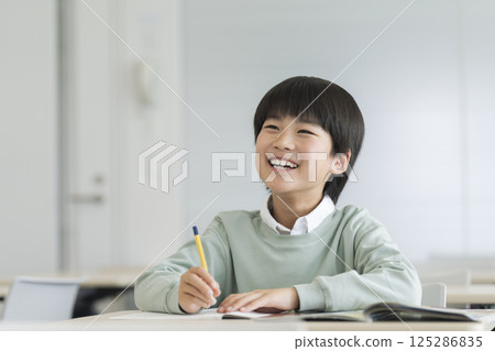 一名四年級男孩正在學習 125286835