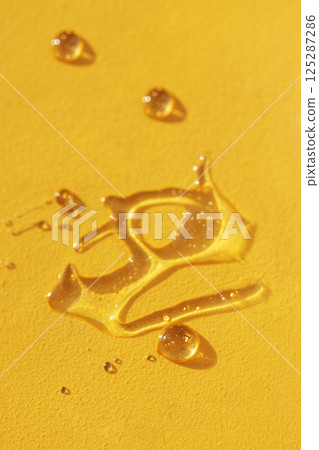 Extremely close-up view of a transparent gel with bubbles and colloidal gold. Cosmetic products Extremely close-up view of a transparent gel with bubbles and colloidal gold. Cosmetic products 125287286